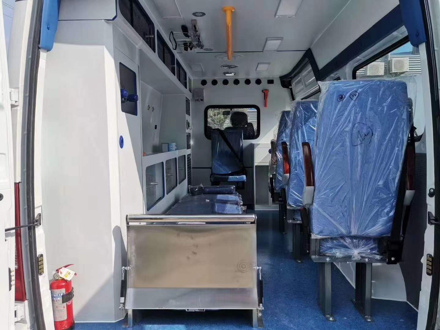 上汽大通V80监护型救护车